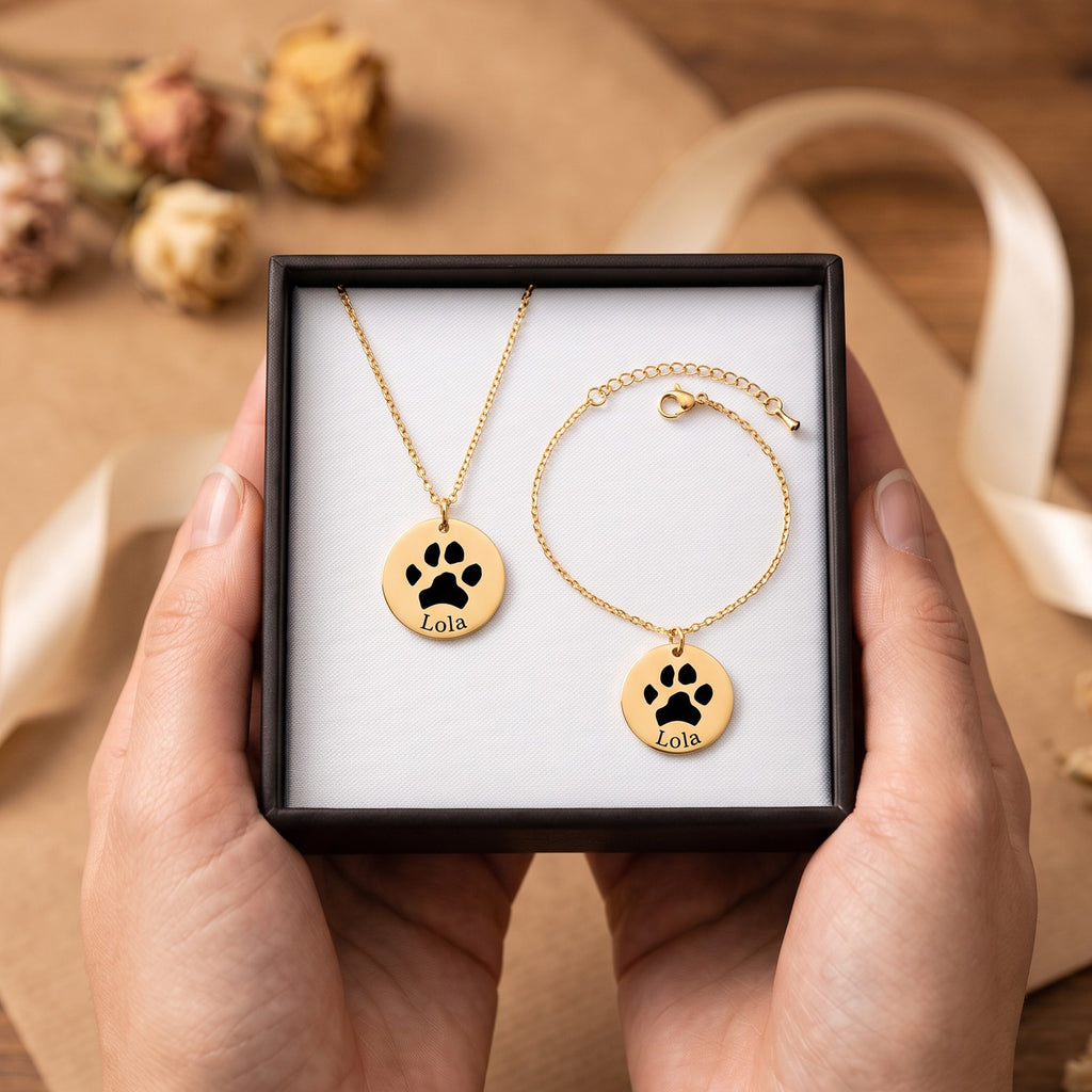 Caja regalo con collar y pulsera con la huella de un perro y el nombre Lola