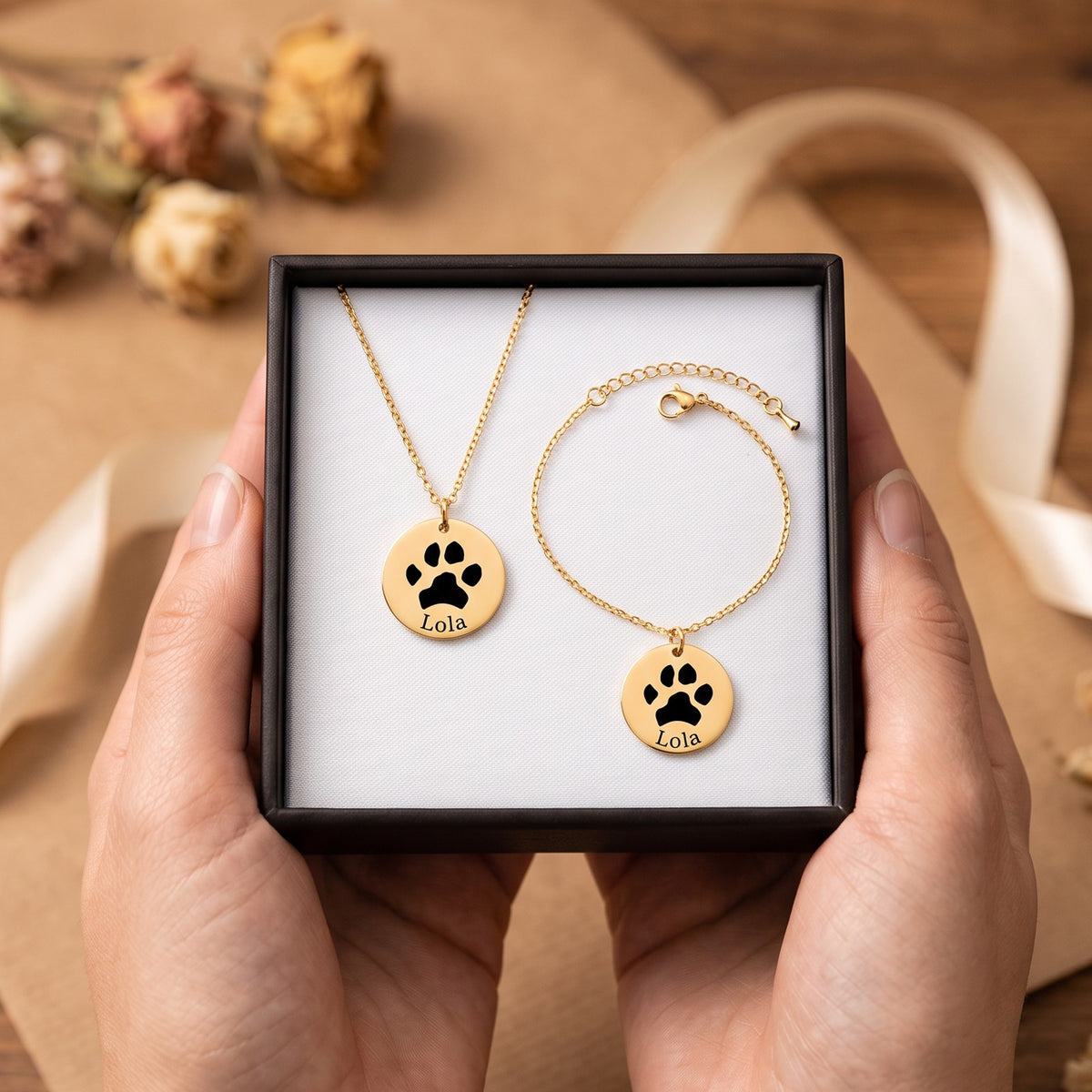Caja regalo con collar y pulsera con la huella de un perro y el nombre Lola