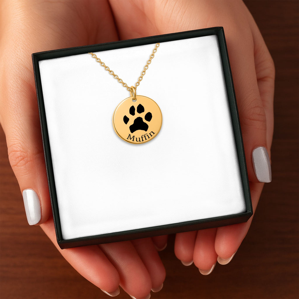 Caja de regalo con el collar de la huella de tu mascota, en las manos