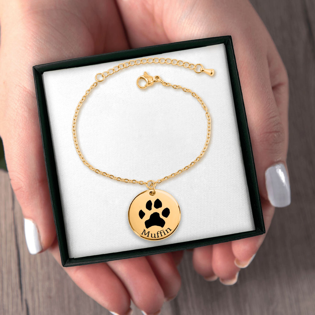 Pulsera con la huella de tu mascota en su caja de regalo, en las manos